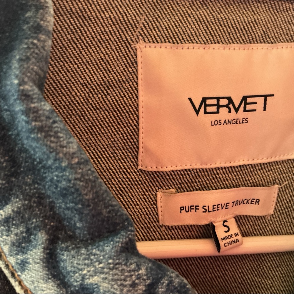 < Vervet Women's Puff Sleeve Trucker Denim Jacket > - Picture 3 of 5
